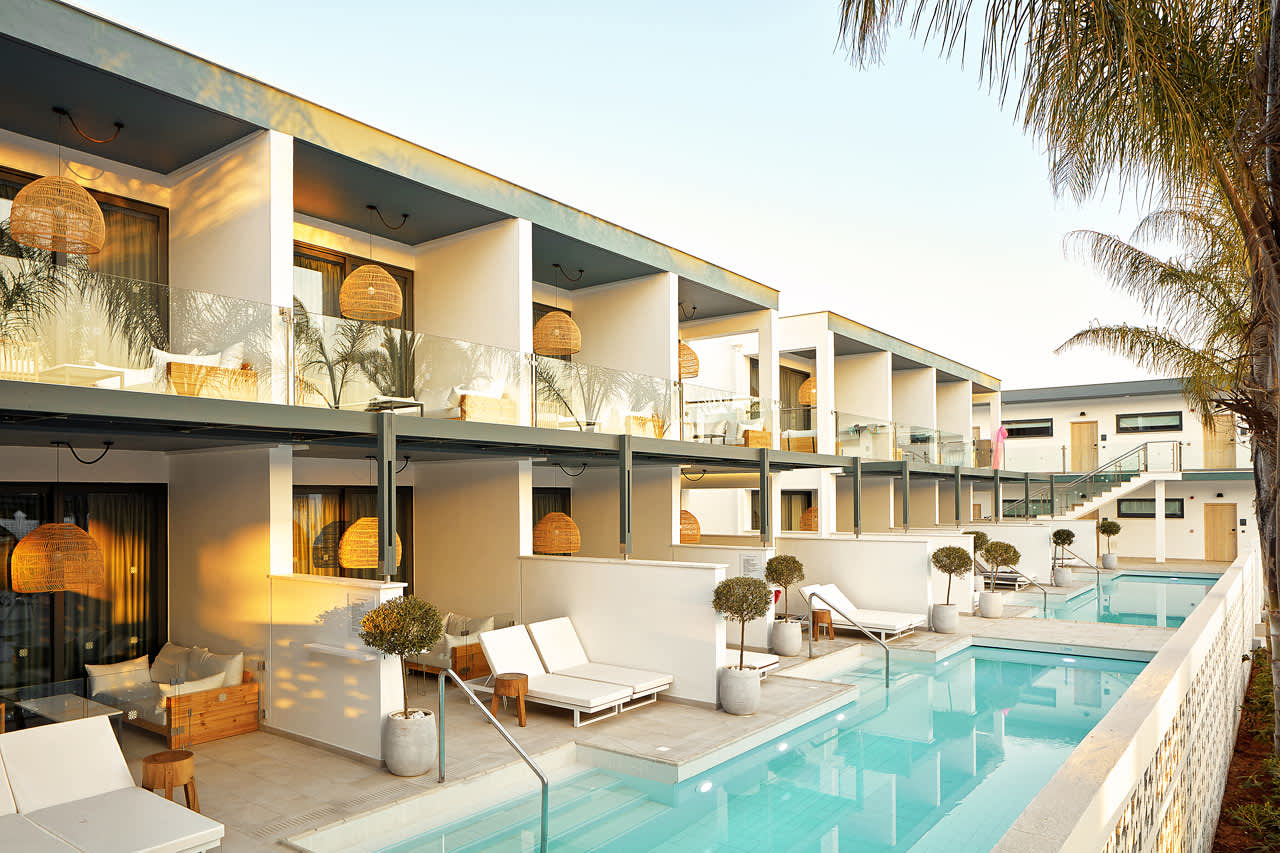1-værelses Compact Pool Suite med terrasse mod poolområdet med direkte adgang til privat, delt pool