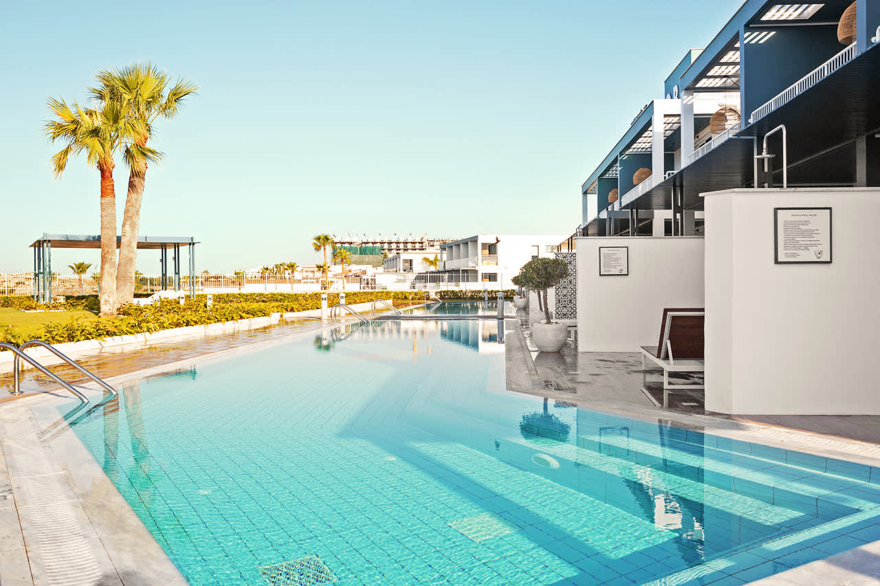 2-værelses Club Pool Suite med stor terrasse mod havet med direkte adgang til privat, delt pool