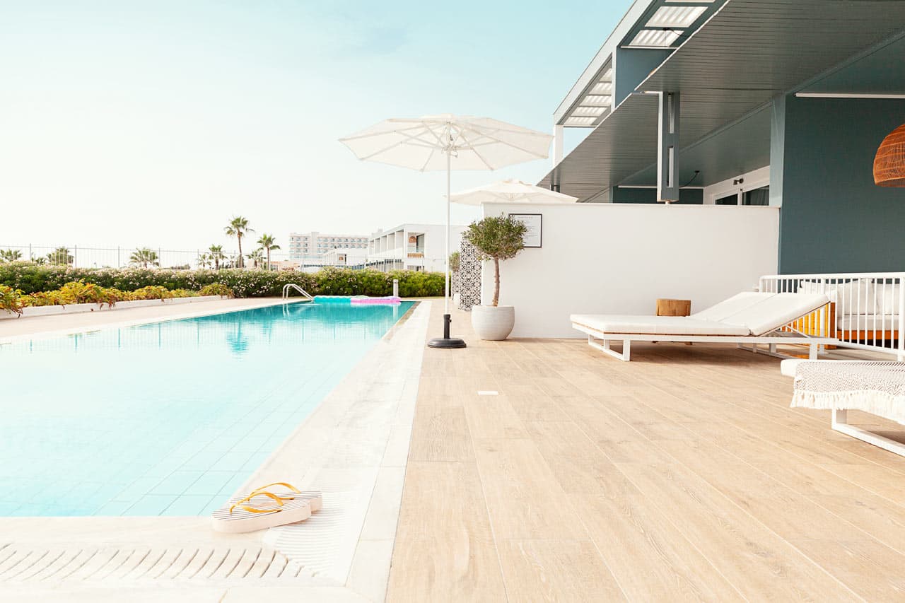 3-værelses Club Pool Suite med stor terrasse mod havet med direkte adgang til privat delt pool