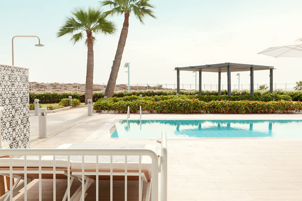 3-værelses Club Pool Suite med stor terrasse mod havet med direkte adgang til privat delt pool