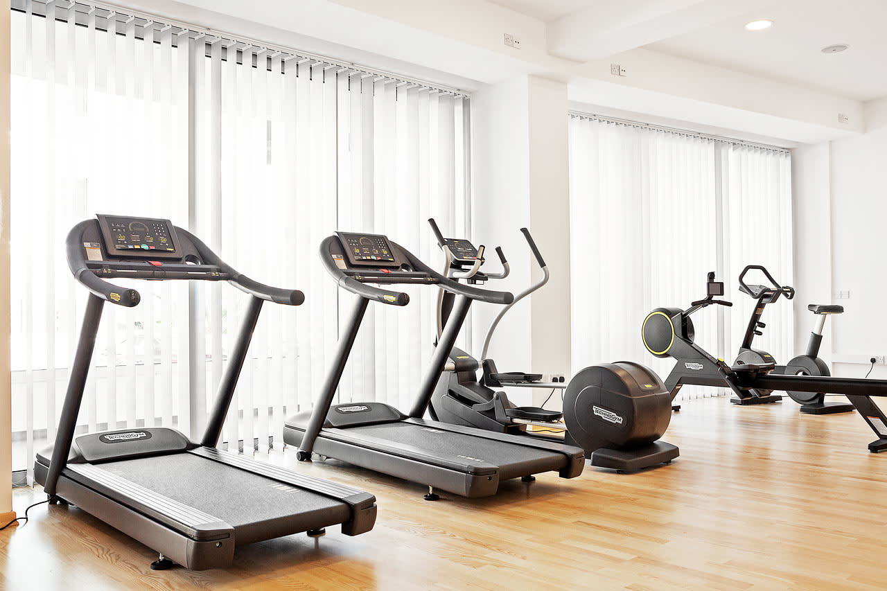 I hotellets motionsrum findes træningsmaskiner og frie vægte