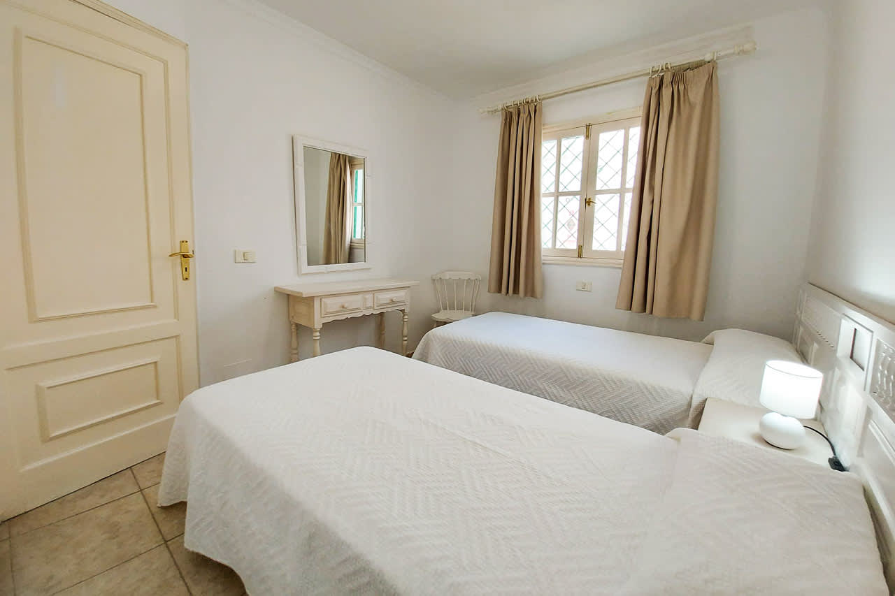 3-værelses lejlighed med fire senge og terrasse mod havet