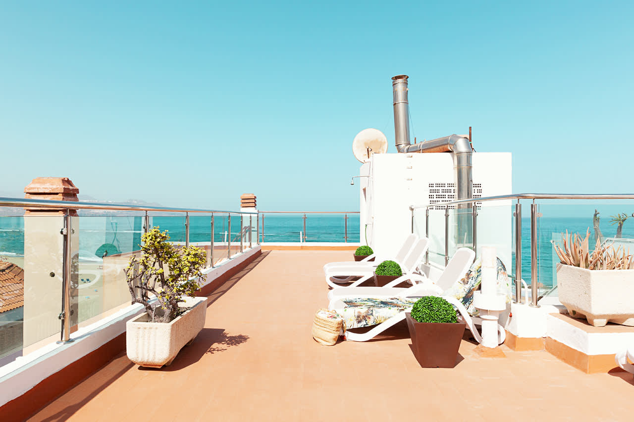 Hotellets solterrasse med udsigt over havet