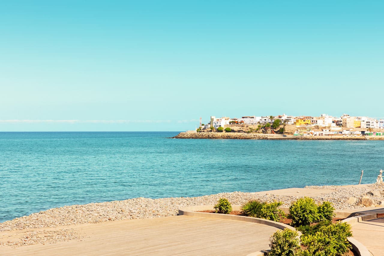 Du kan gå langs strandpromenaden til Arguineguín på cirka 15 minutter