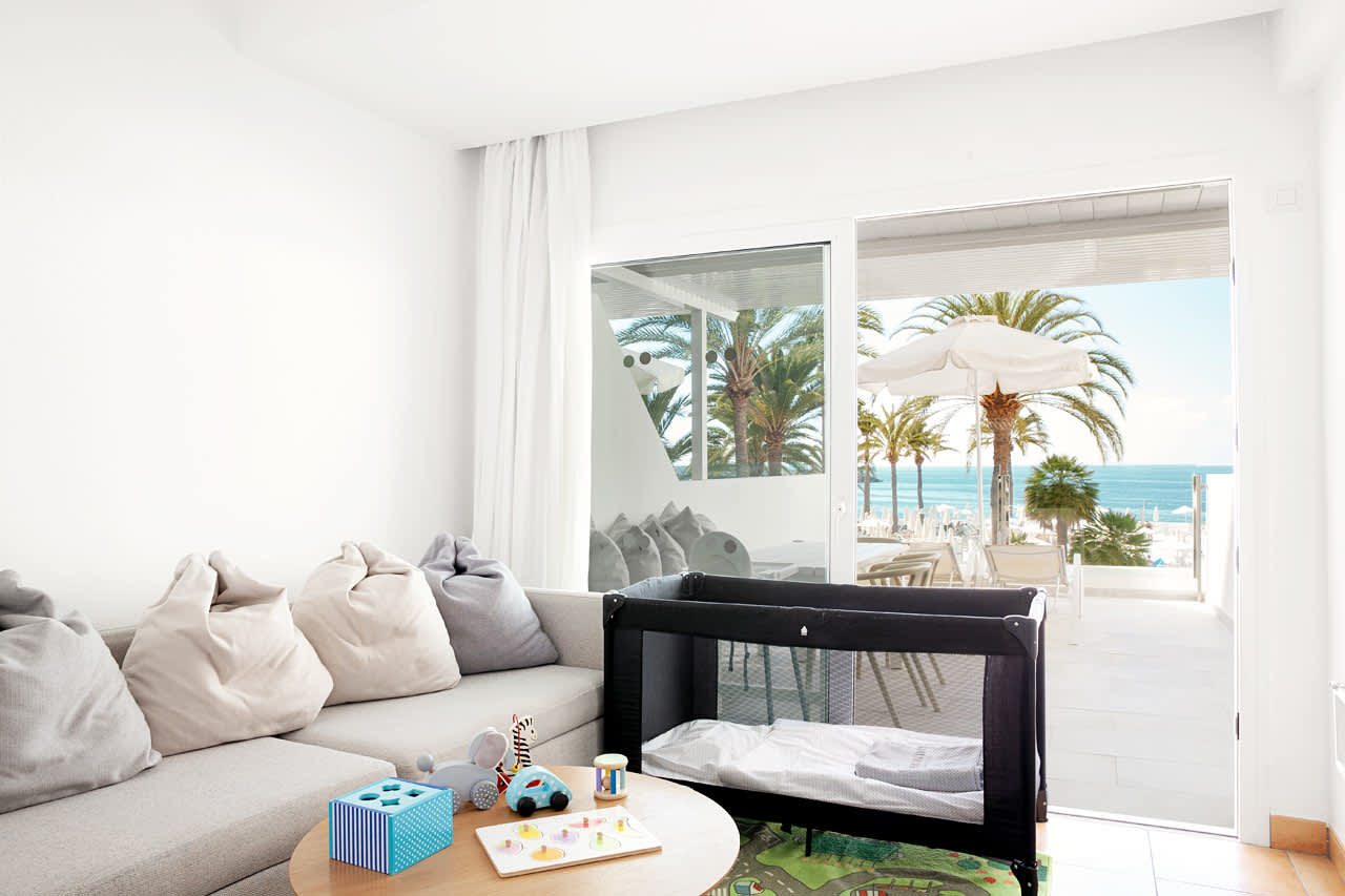 1-værelses Happy Baby-lejlighed med balkon mod havet og separat sovedel