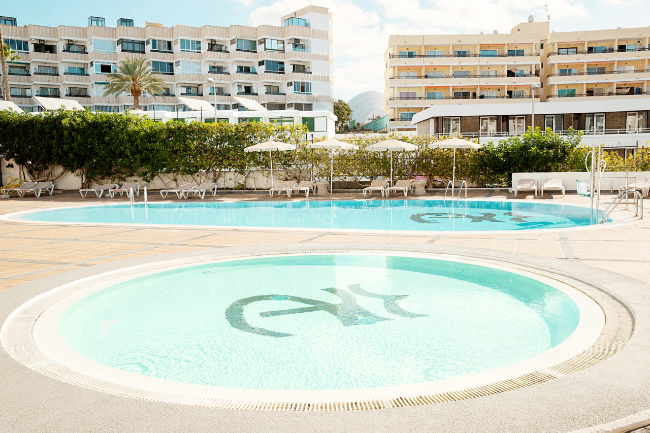 Hotellets poolområde med pool og børnepool