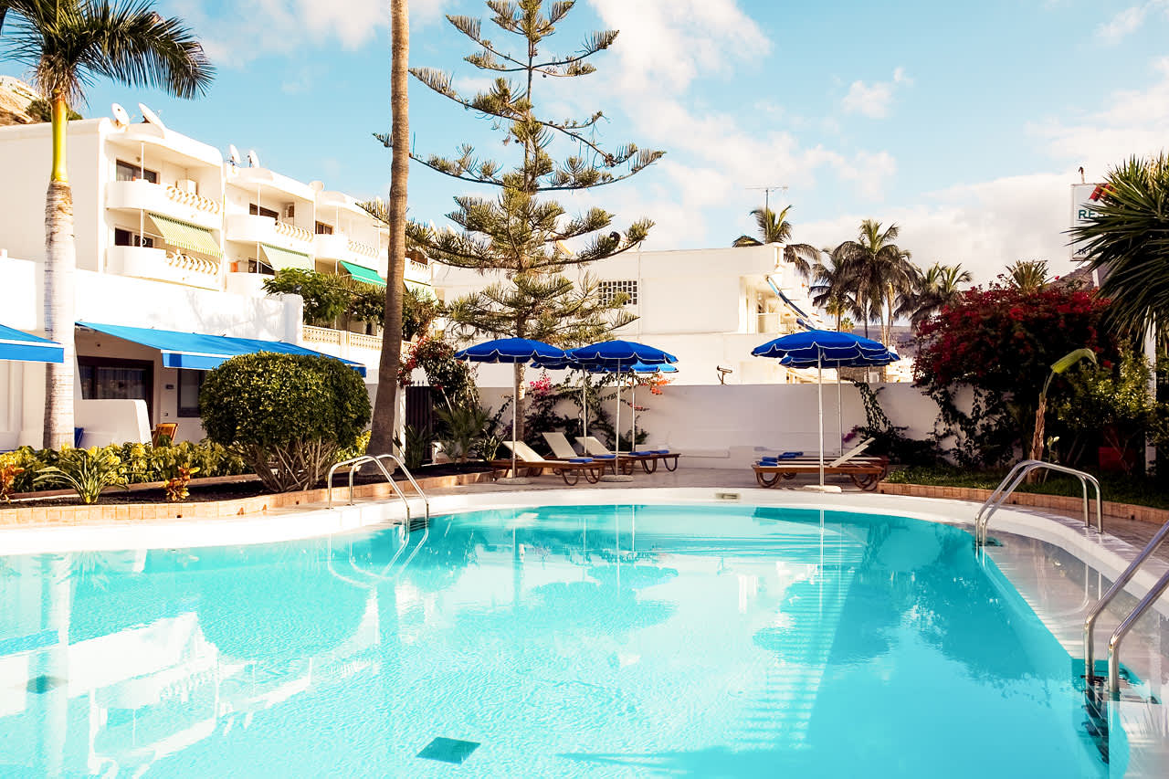 Den mindre pool forbeholdt gæster i lejligheder og bungalower af højere standard
