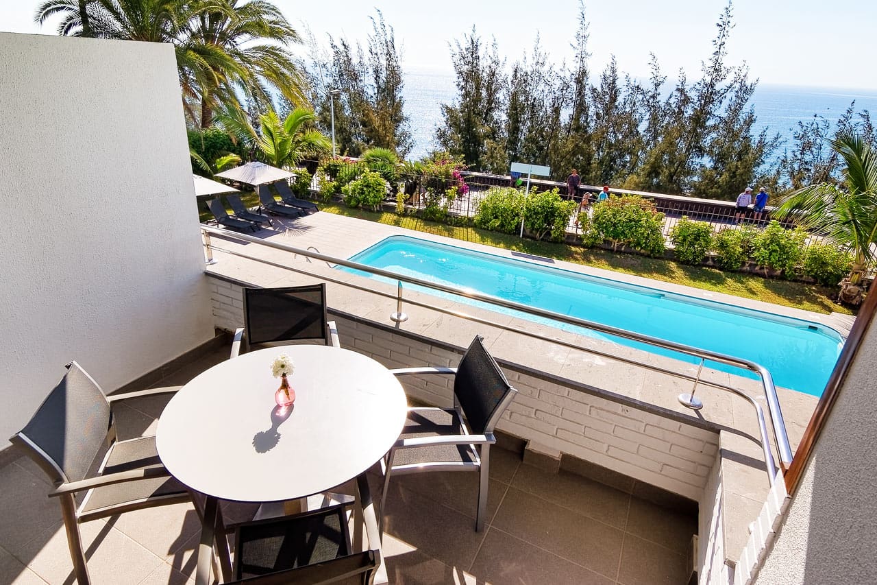 2-værelses lejlighed med balkon mod poolområdet og havet
