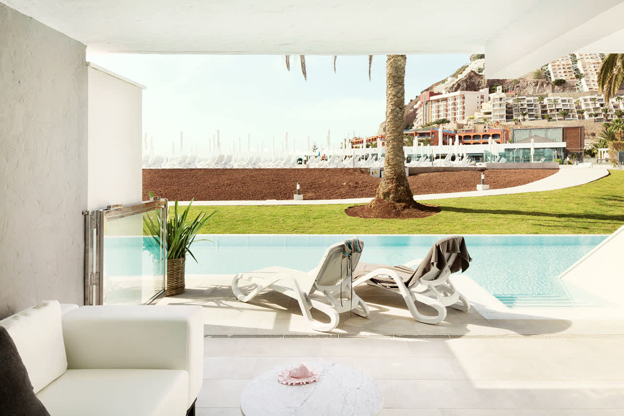 3-værelses Club Pool Suite med indhegnet terrasse og direkte adgang til privat pool, som deles med 11 andre suiter