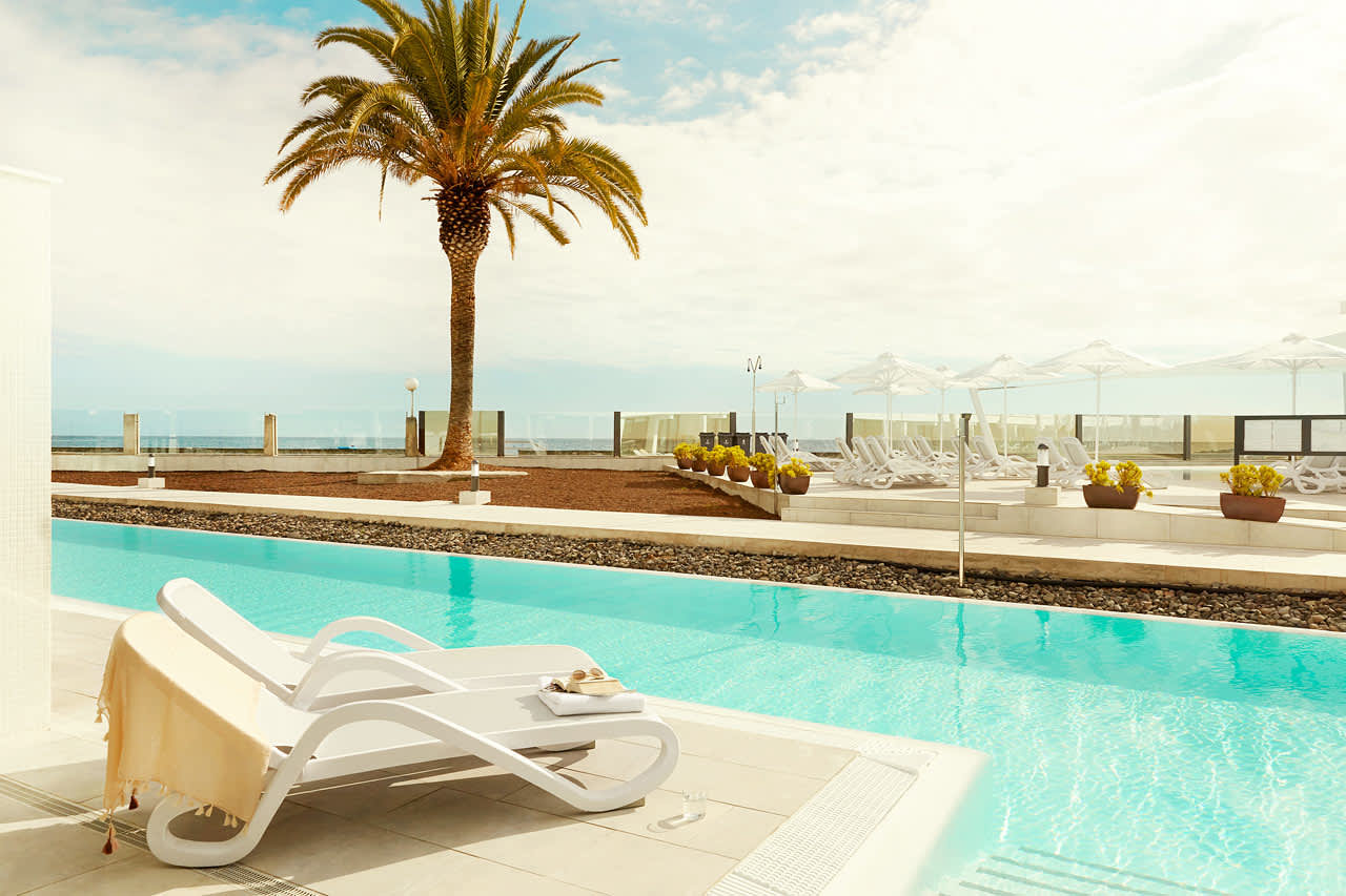 3-værelses Club Pool Suite med terrasse og direkte adgang til privat pool, som deles med 11 andre suiter