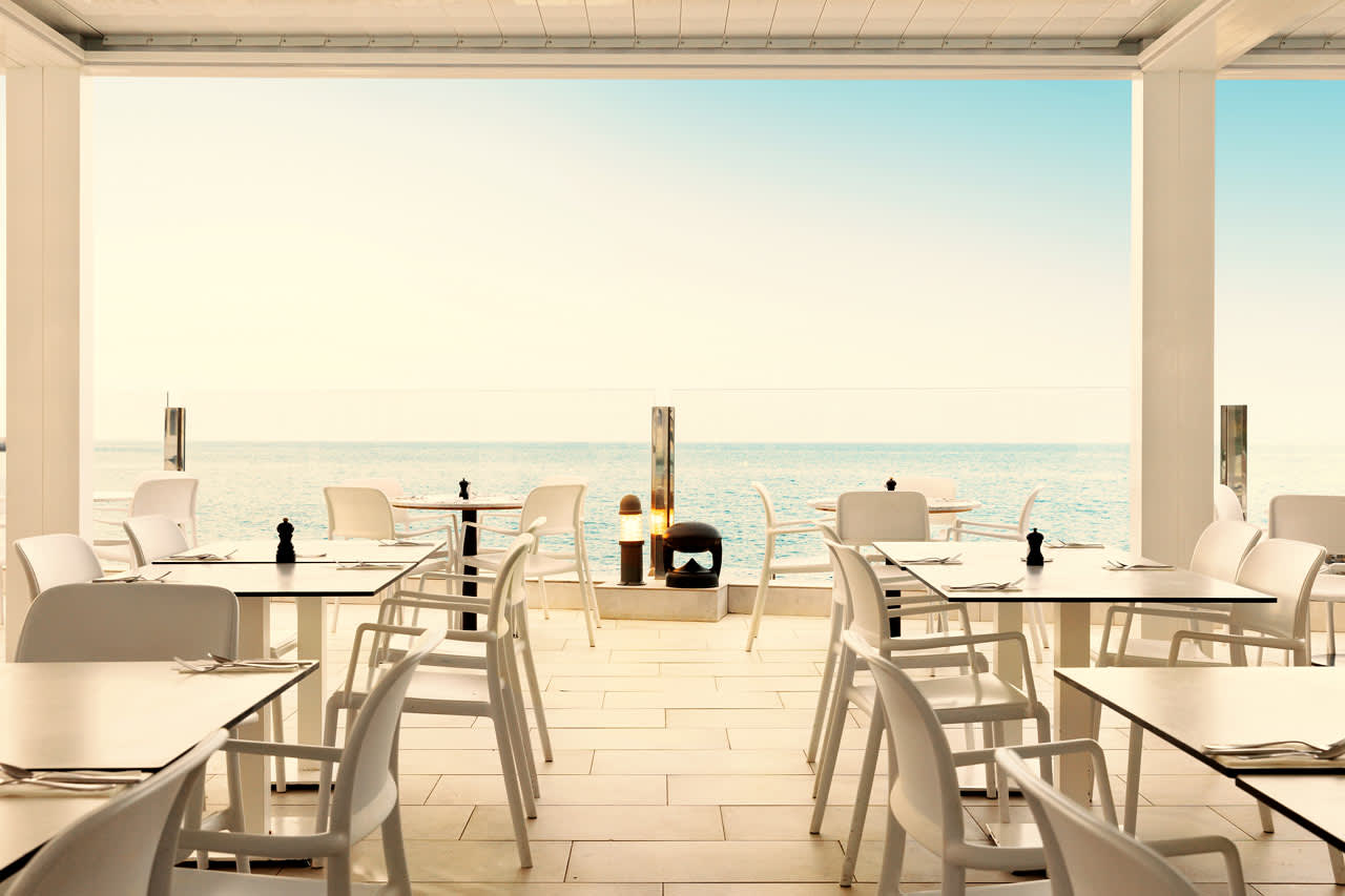 I hotellets restaurant kan du nyde god mad med flot udsigt over havet