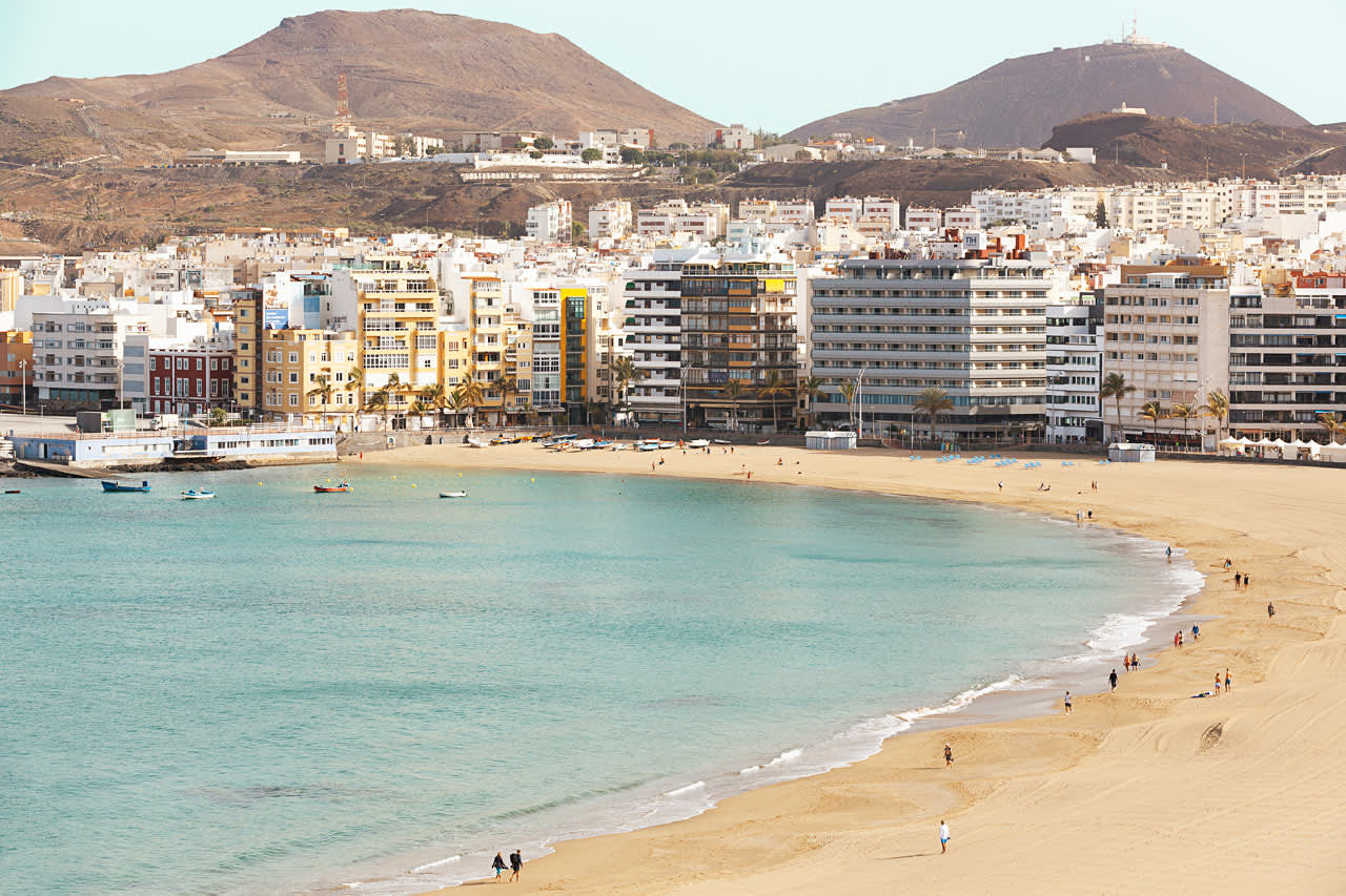 Der er fin udsigt over Las Palmas og stranden fra poolområdet