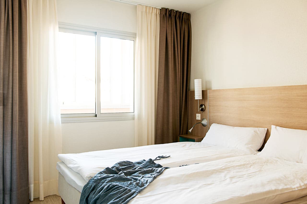Soveværelset i en 2-værelses lejlighed med havudsigt