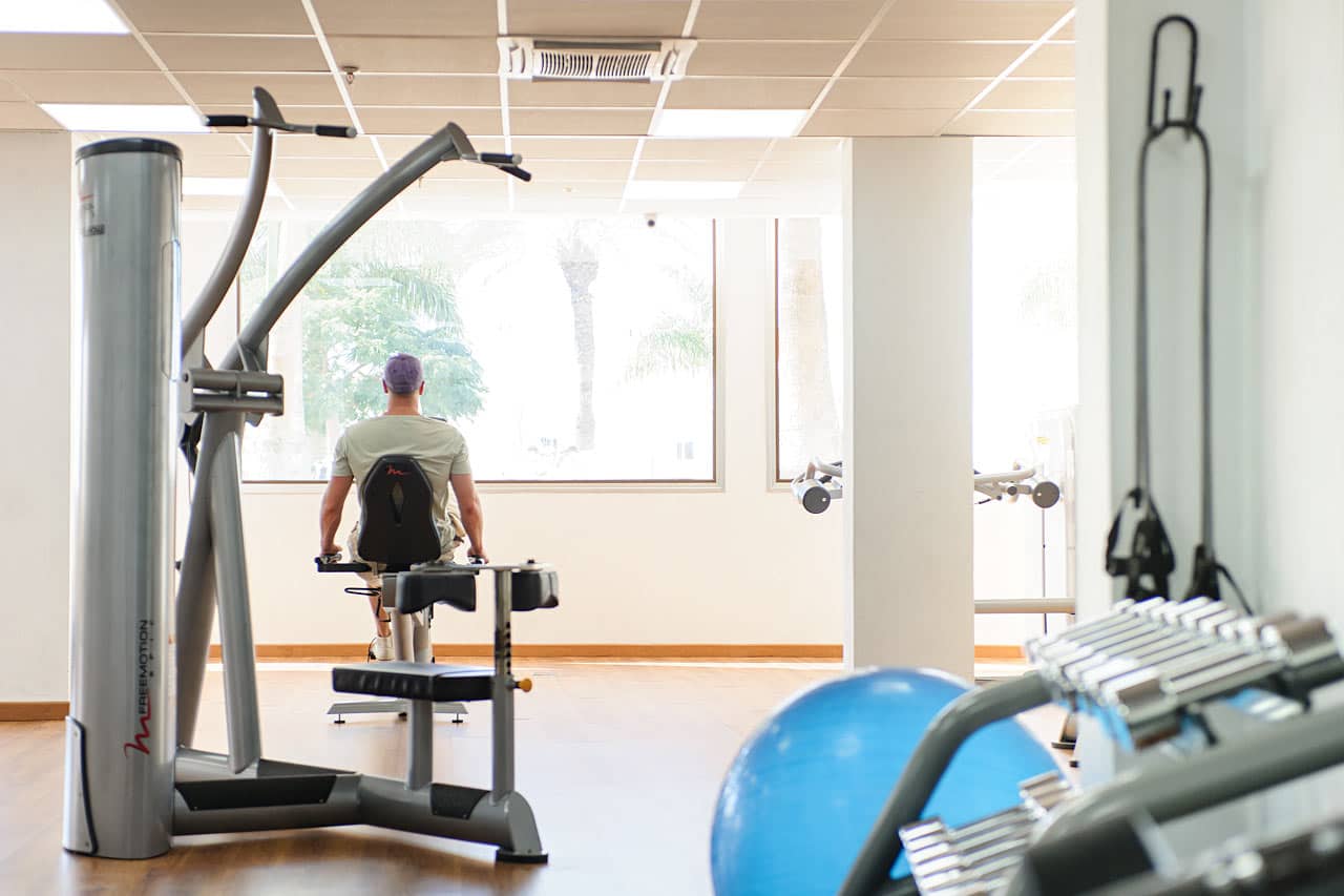 Hotellets motionsrum har aircondition, og her kan du styrketræne på egen hånd.