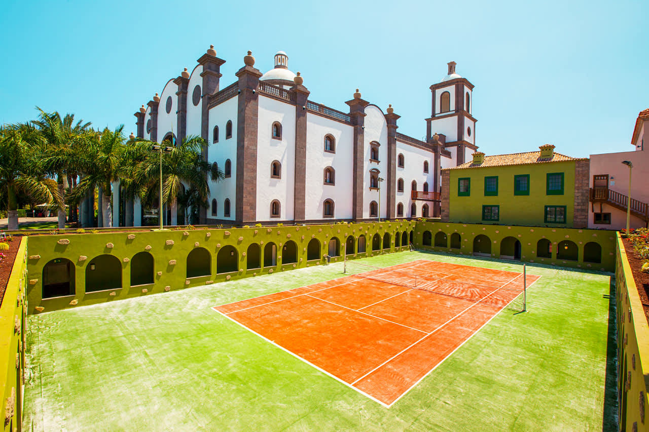 Hotellets tennisbane kan benyttes mod betaling