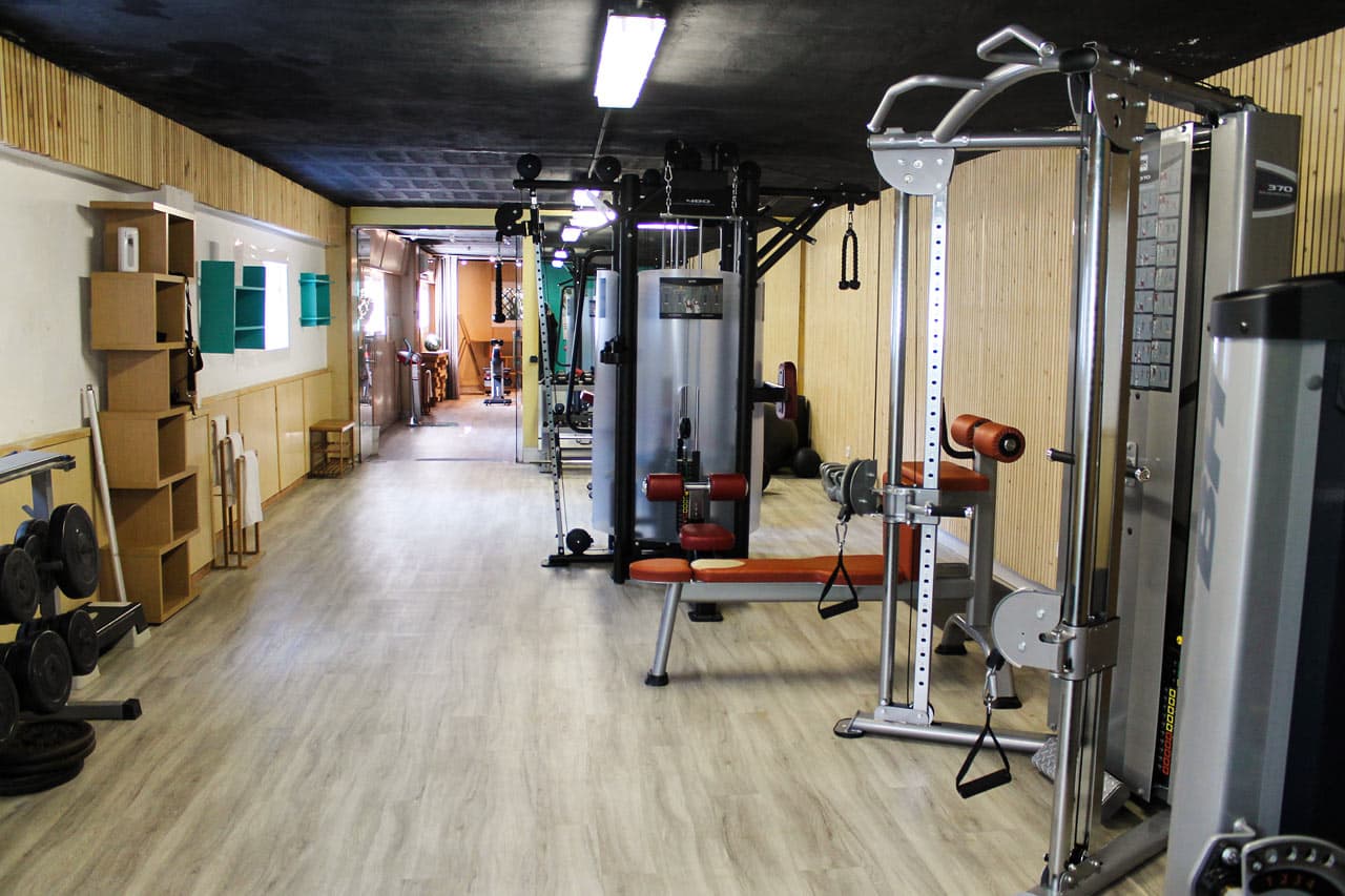 Hotellets motionsrum er udstyet med både maskiner og frie vægte
