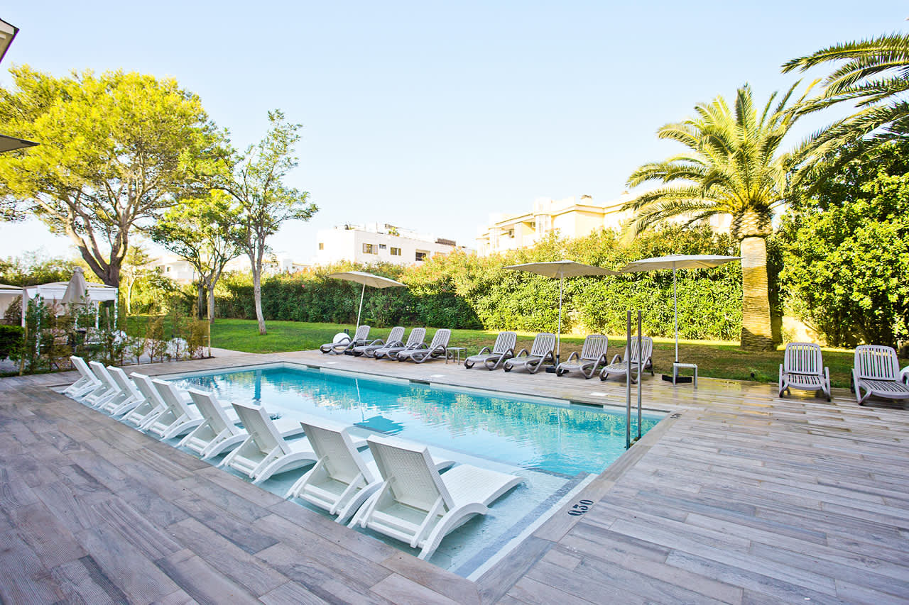 Separat poolområde for gæster i 2-værelses lejligheder med stor terrasse