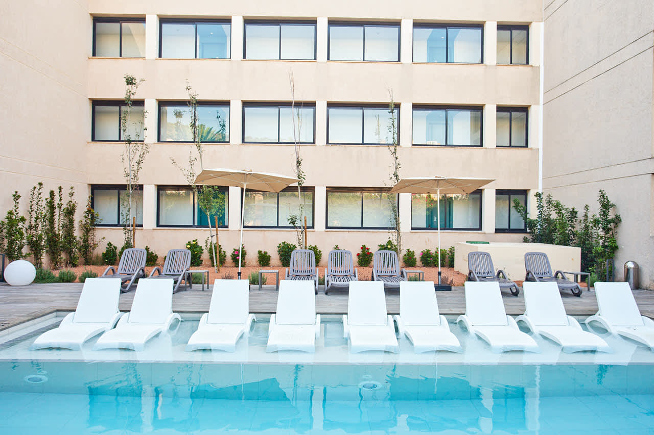 Separat poolområde for gæster i 2-værelses lejligheder med stor terrasse