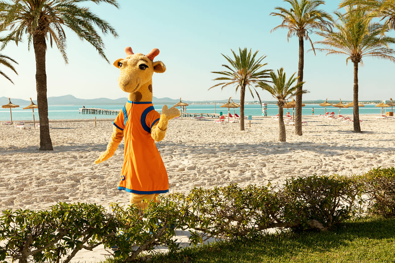 Giraffen Lollo - en af Sunwing Family Resorts to populære maskotter