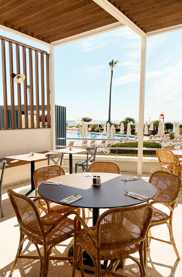 På Sunwing Cala Bona Seafront kan du nyde god mad i stilfulde omgivelser.