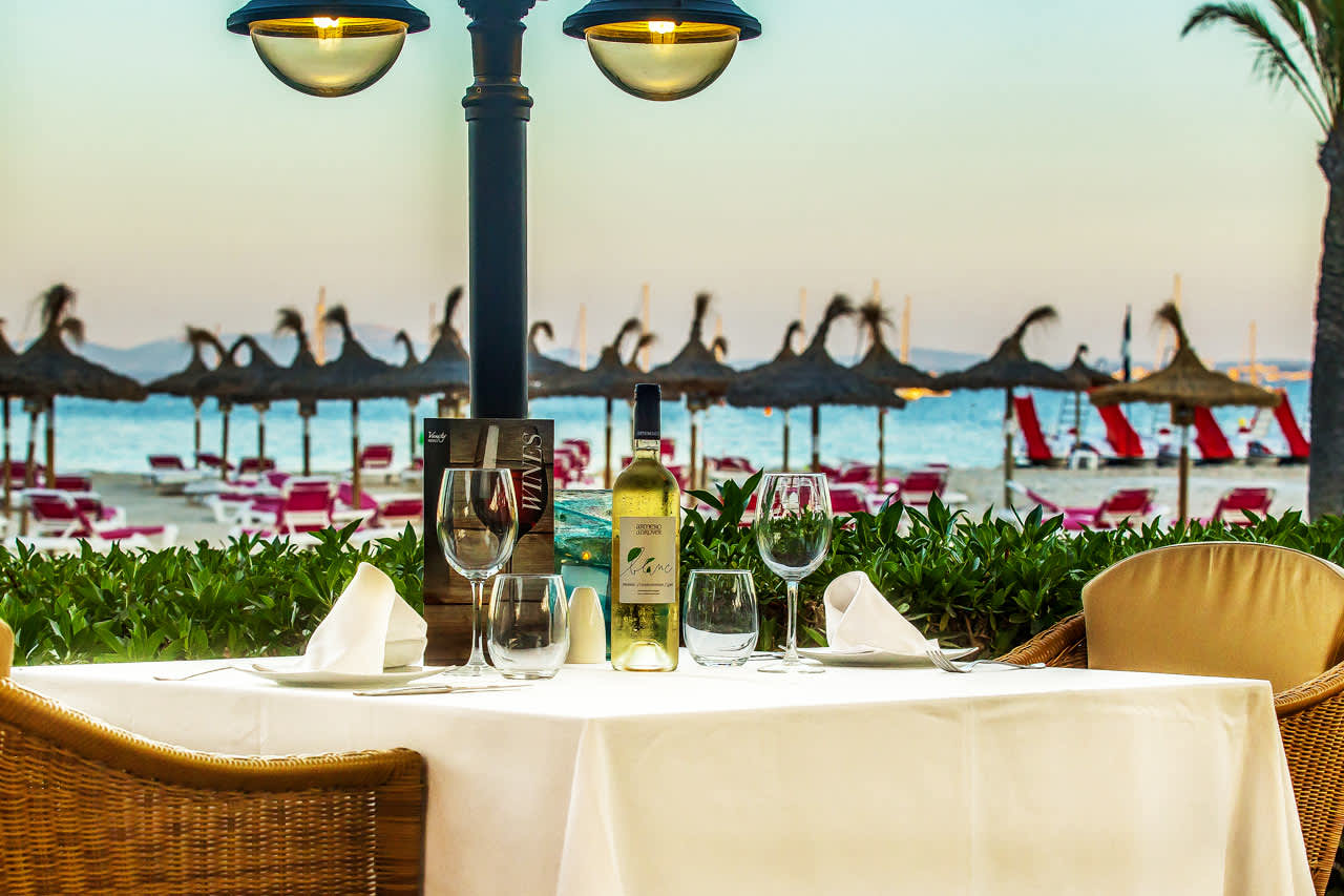 Nyd en god middag med udsigt over stranden i a la carte-restauranten