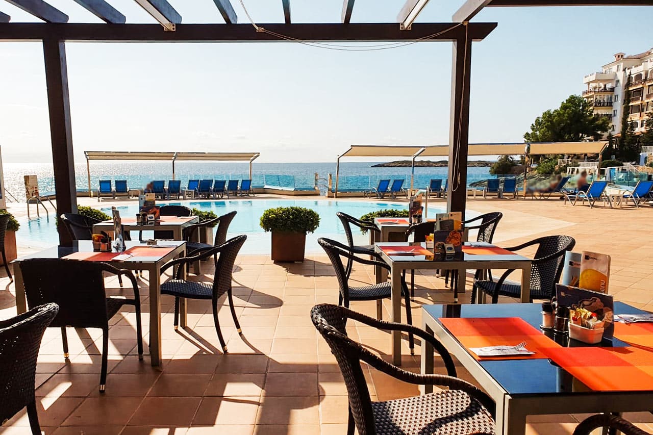 Hotellets a la carte-restaurant ligger på terrassen ved poolen