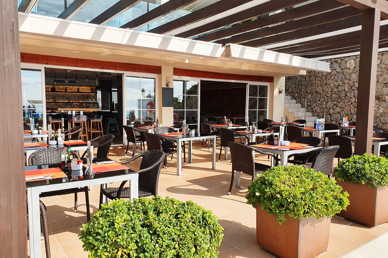 Nyd en god frokost i solen på hotellets a la carte-restaurant