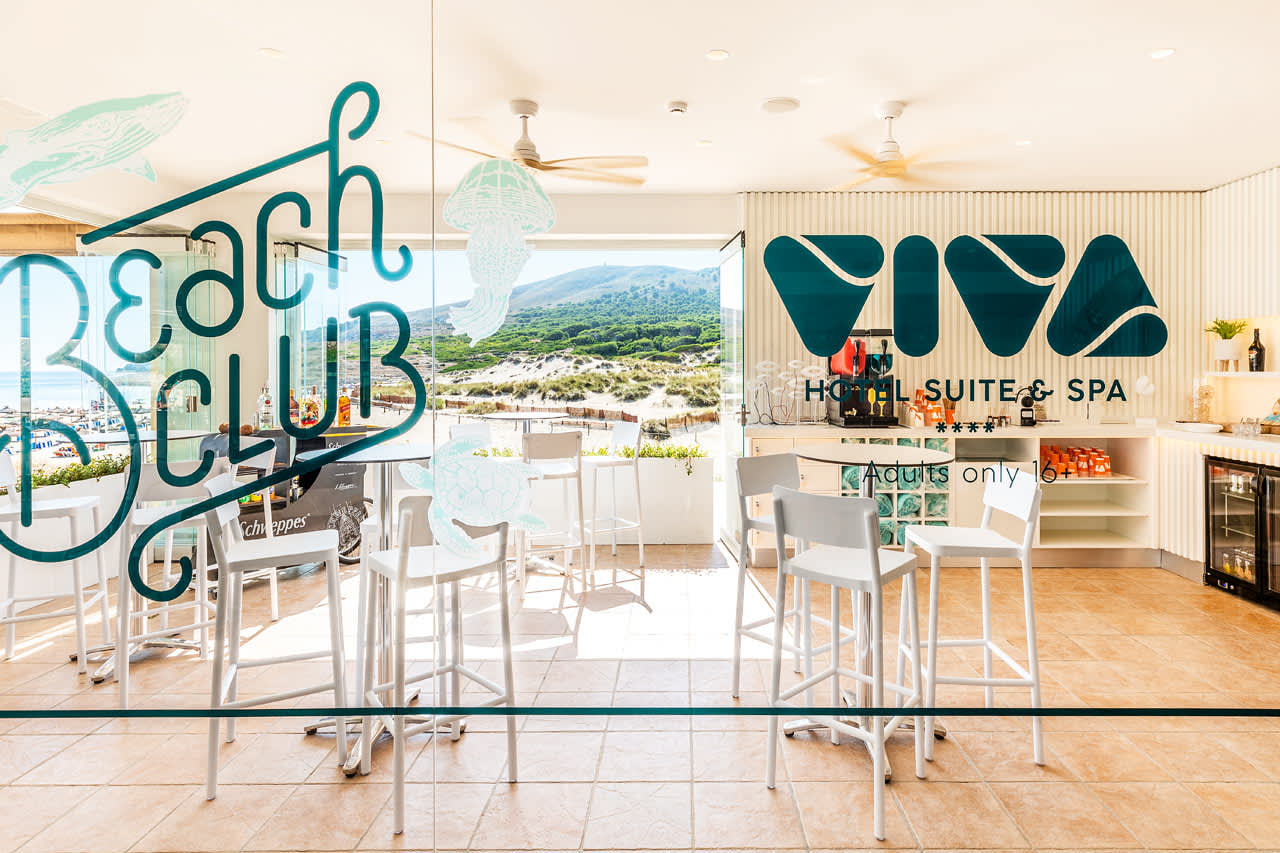 Hotellets beach club for gæster i et Selection Club-værelse