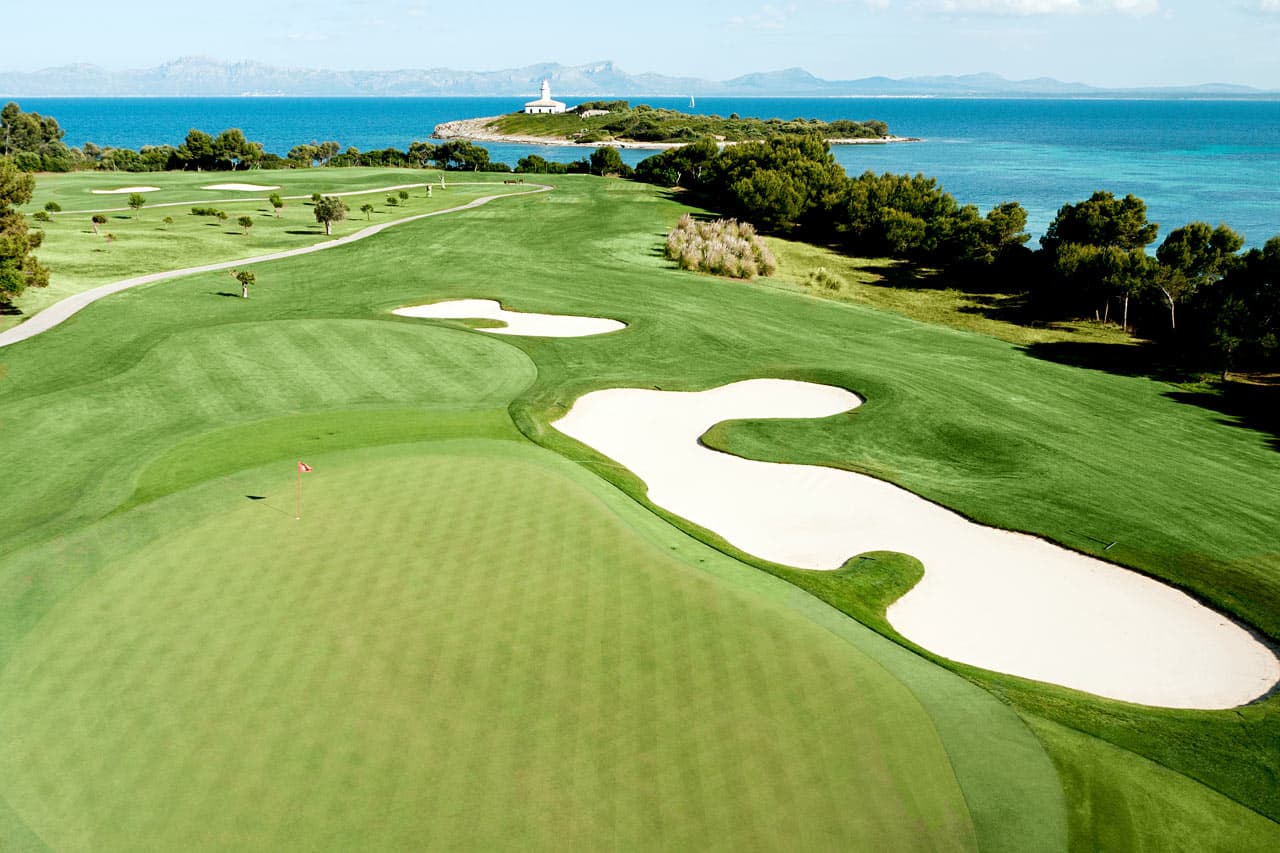 Golfbanen Alcanada ligger cirka 4,5 km fra hotellet