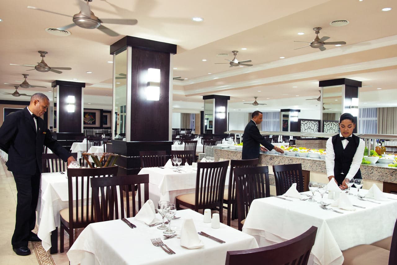 Hotellets buffetrestaurant er åben til morgenmad, frokost og middag