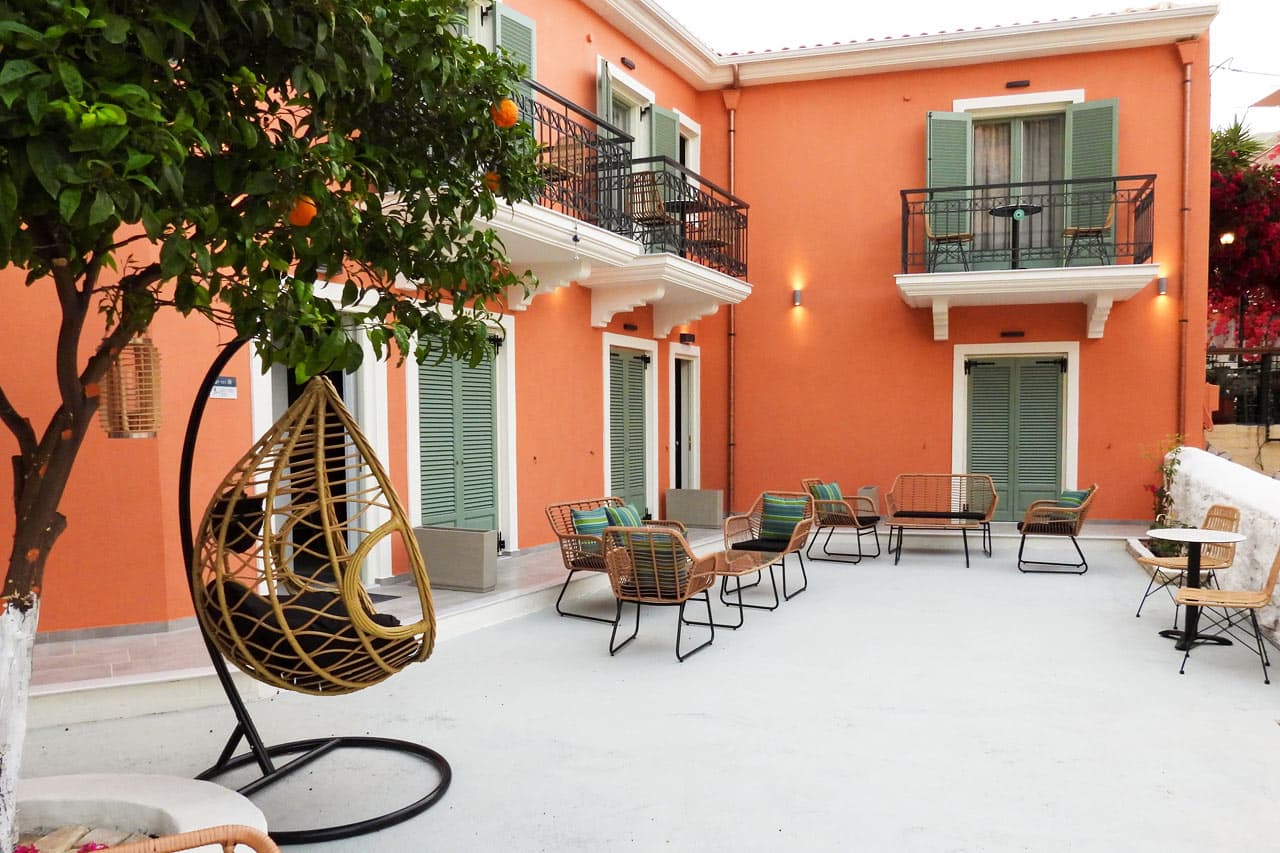 Den fælles terrasse til familieværelser med terrasse og dobbeltværelser med terrasse