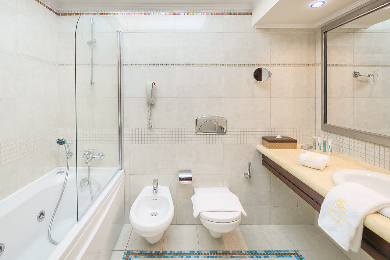 Eksempel på badeværelse i et Familieværelse / Dobbeltværelse med havudsigt