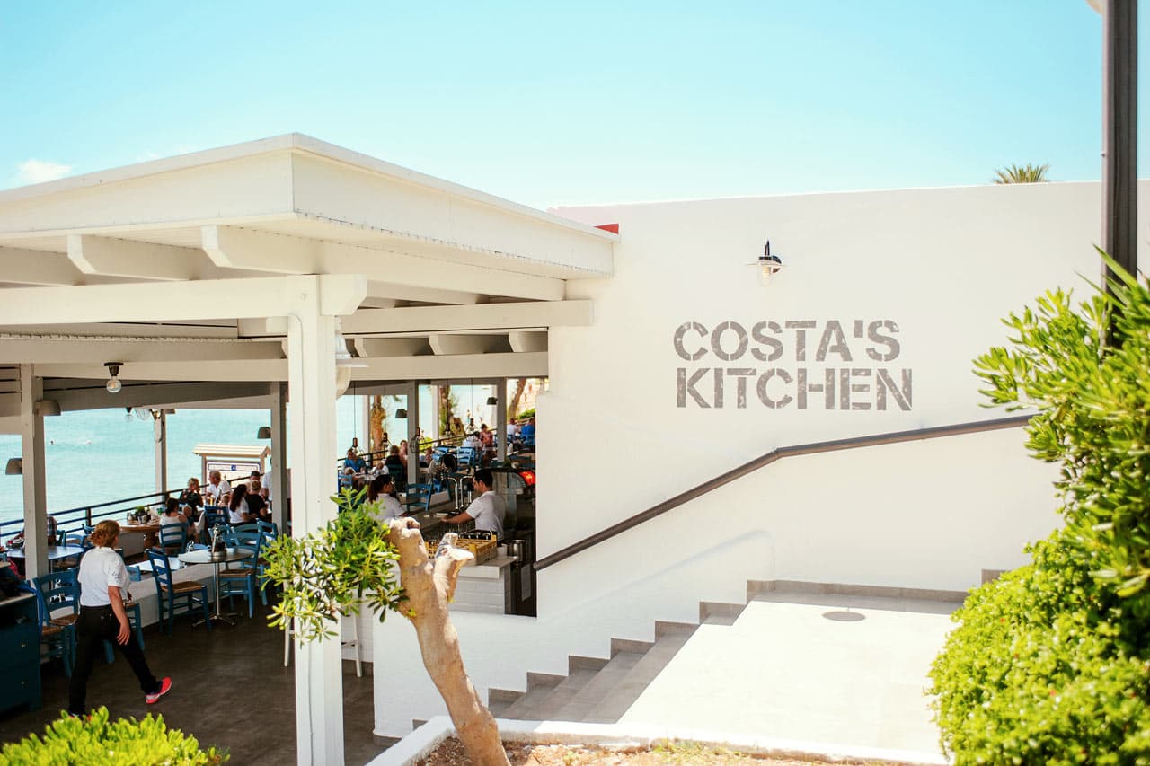 Costa's Kitchen serverer både lokale retter og feriefavoritter som pizza og burger