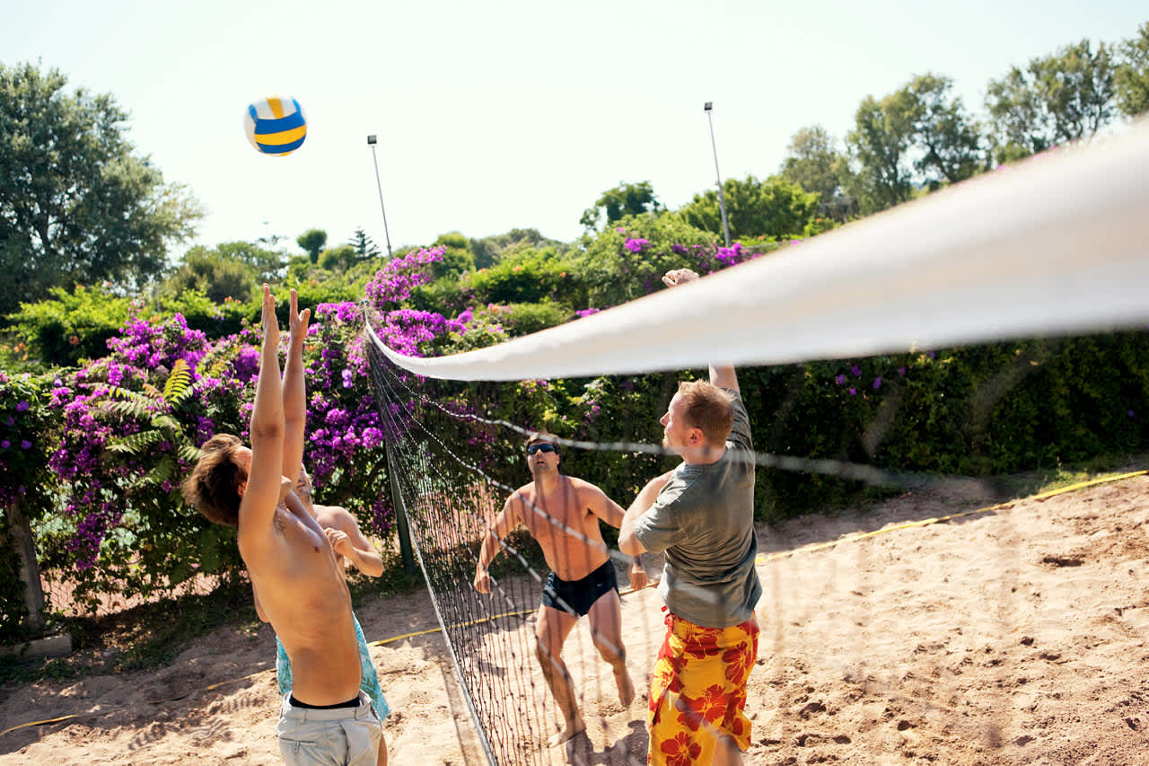 Spil volleyball i ferien på Sunwing Kallithea Beach
