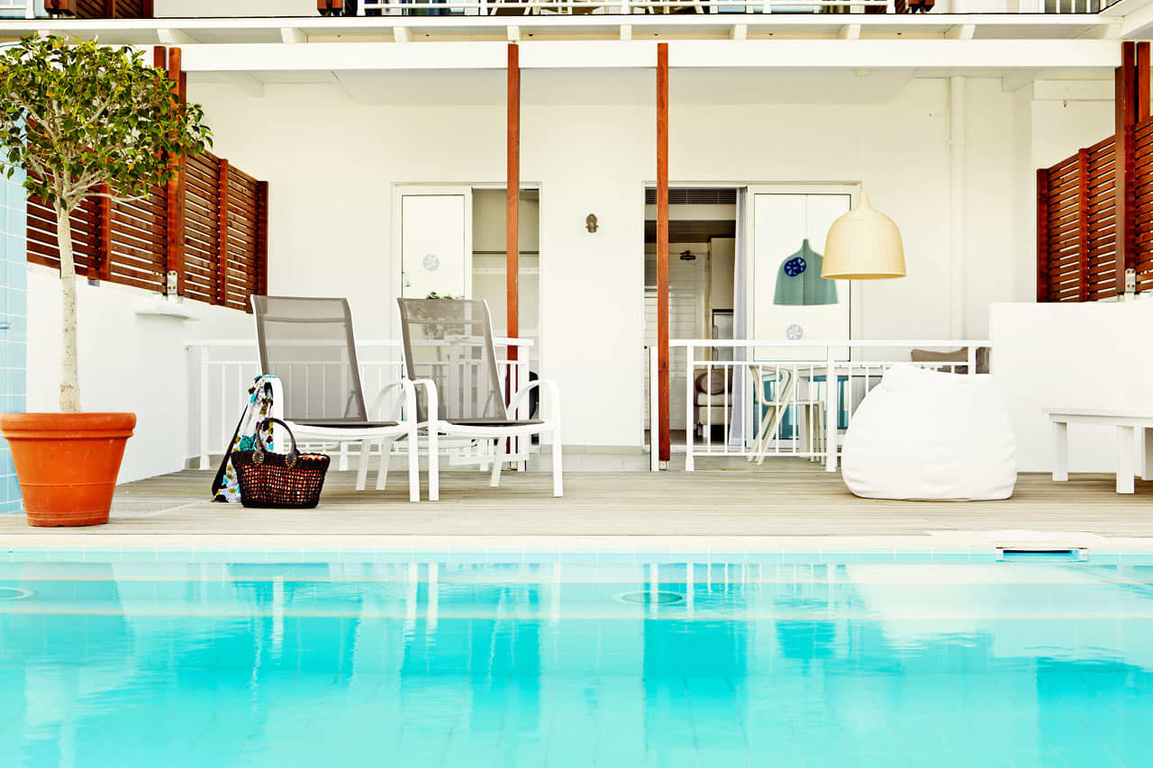 2-værelses Royal Pool Suite med stor terrasse med havudsigt og direkte adgang til privat, delt pool i Triton