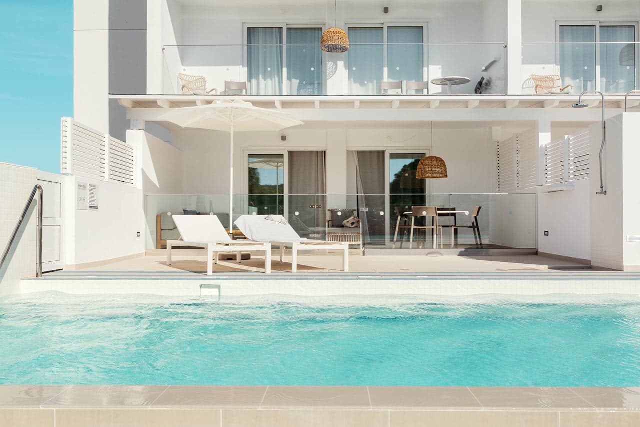 2-værelses Royal Pool Suite med stor terrasse mod omgivelserne i Athena