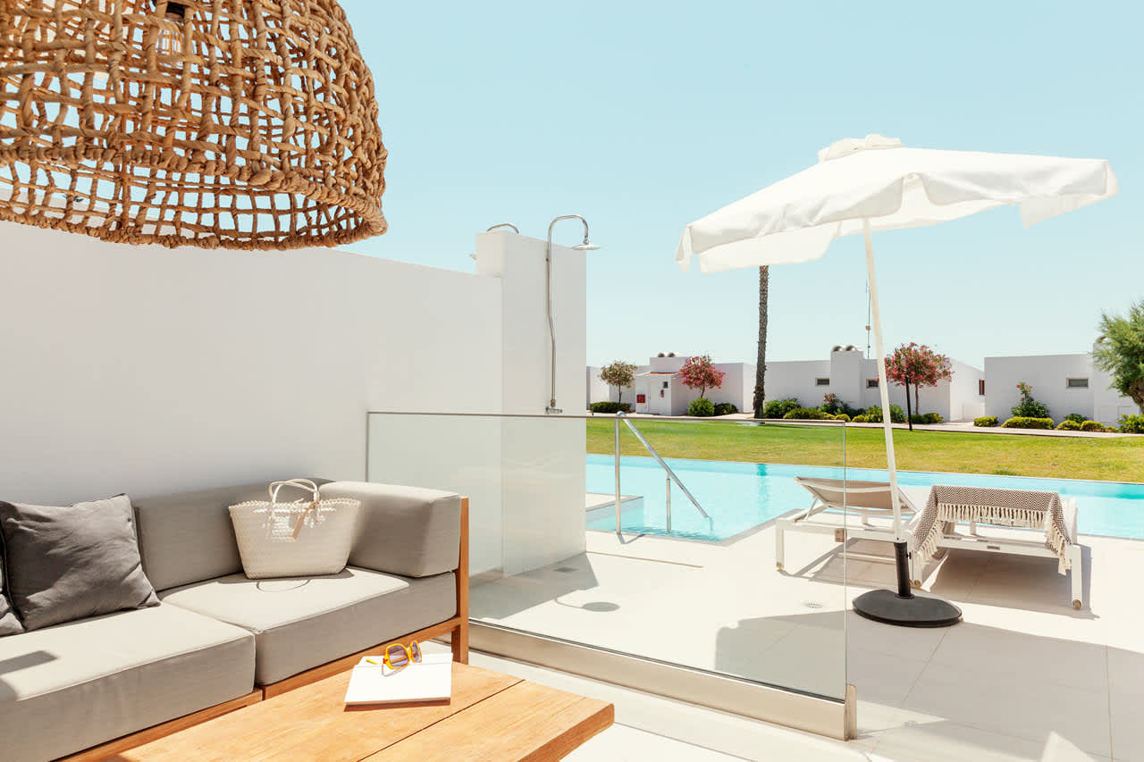 1-værelses Royal Pool Suite med stor terrasse med direkte adgang til privat, delt pool i Ariadne