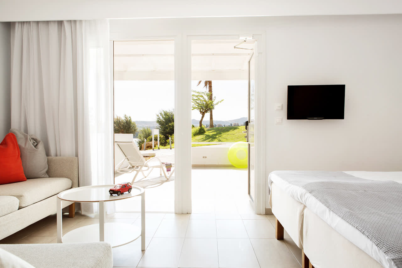 1-værelses Royal Lounge Suite med terrasse mod omgivelserne i Poseidon