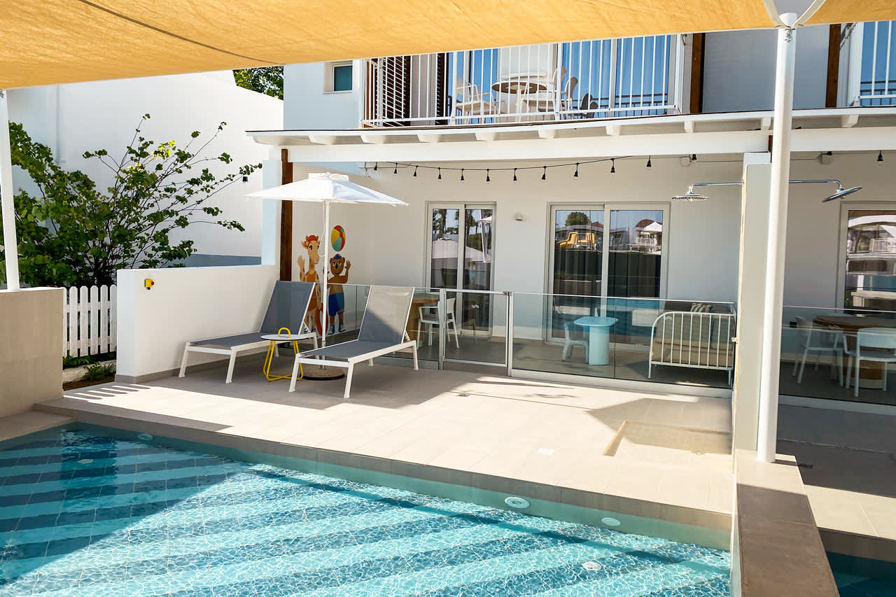 2-værelses Happy Baby Splash Pool-lejlighed med stor terrasse og direkte adgang til privat, delt plaskepool i Helios