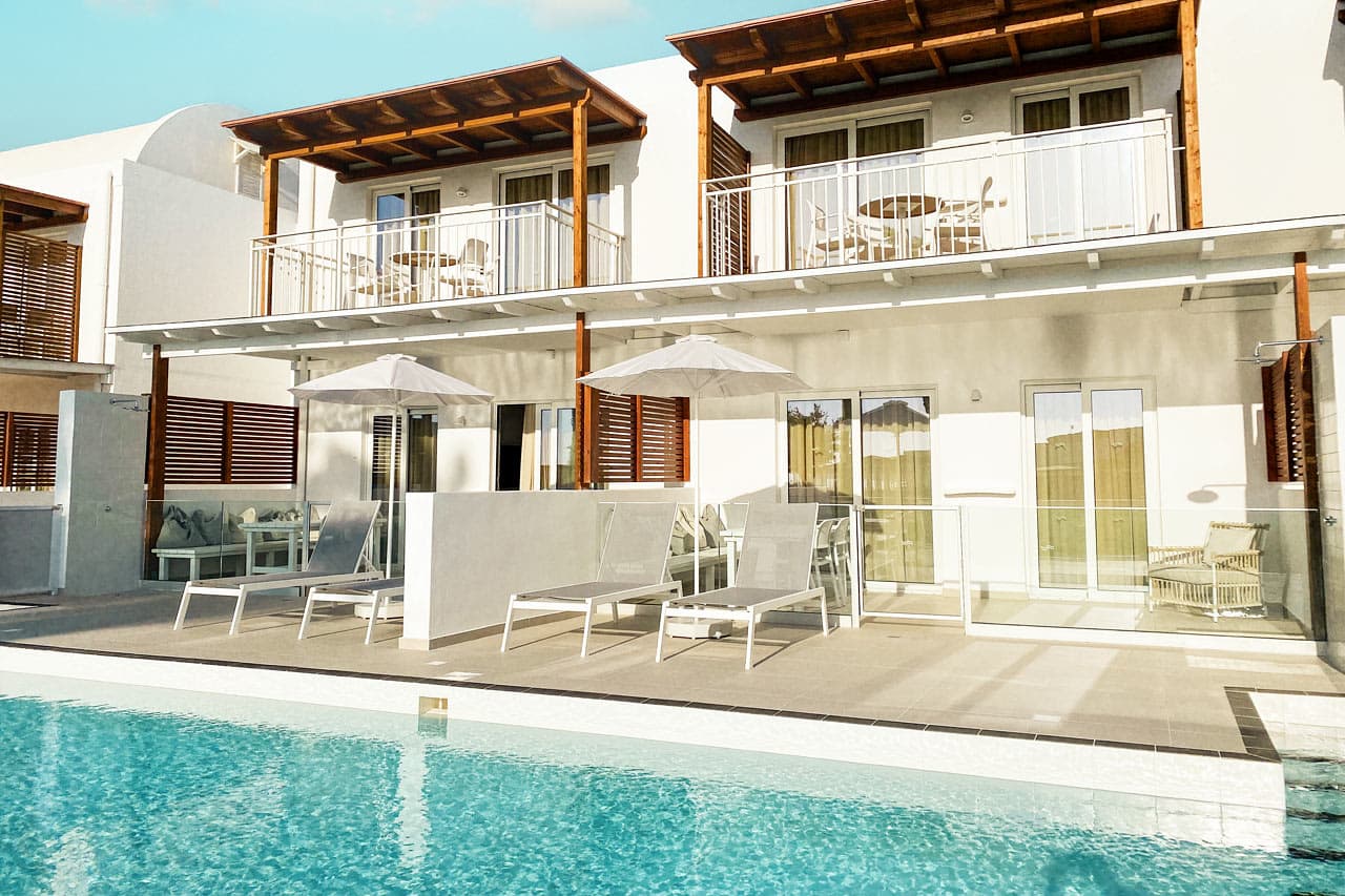 2-værelses Royal Pool Suite med stor terrasse med direkte adgang til privat, delt pool i Helios
