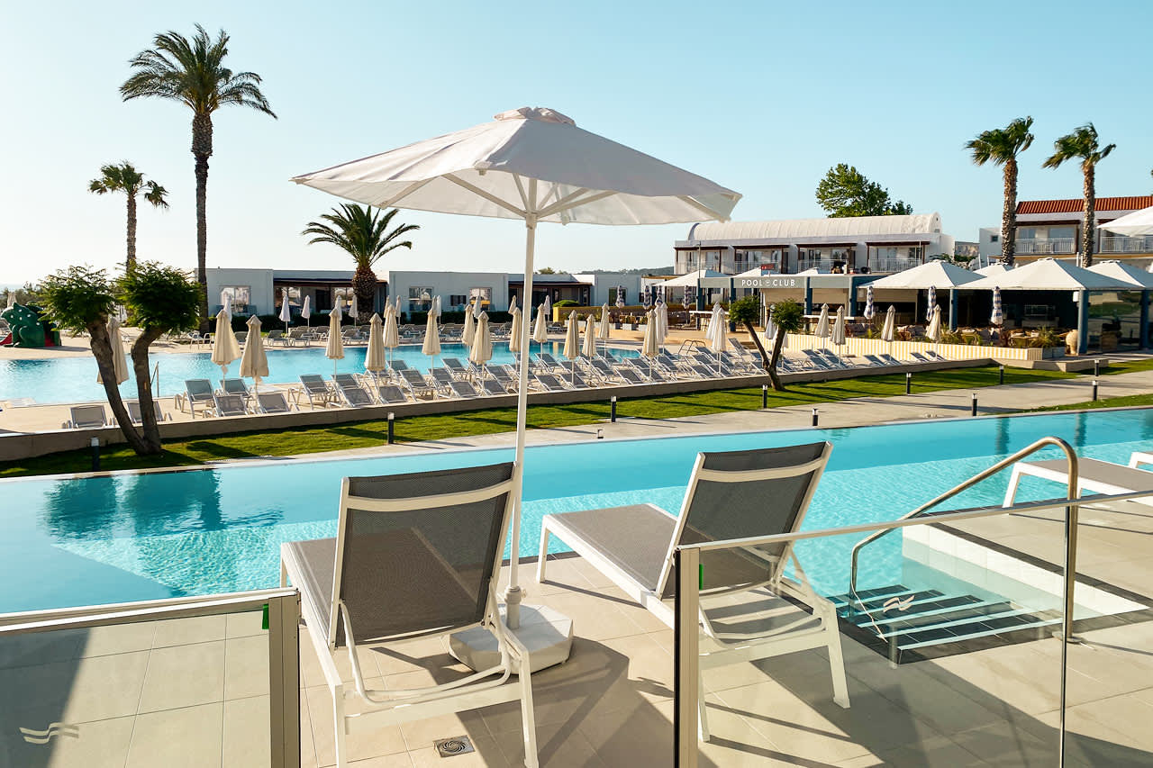 2-værelses Royal Pool Suite med stor terrasse med direkte adgang til privat, delt pool i Helios