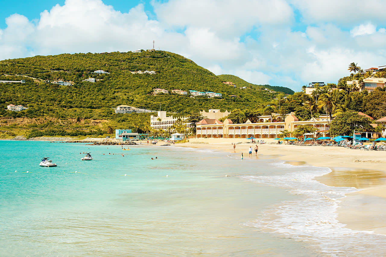 Divi Little Bay Beach Resort ligger på en tange direkte ved stranden