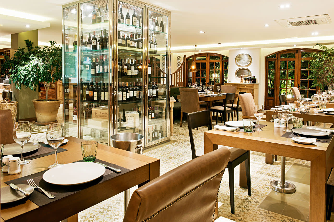 En af hotellets a la carte-restauranter serverer baskiske specialiteter