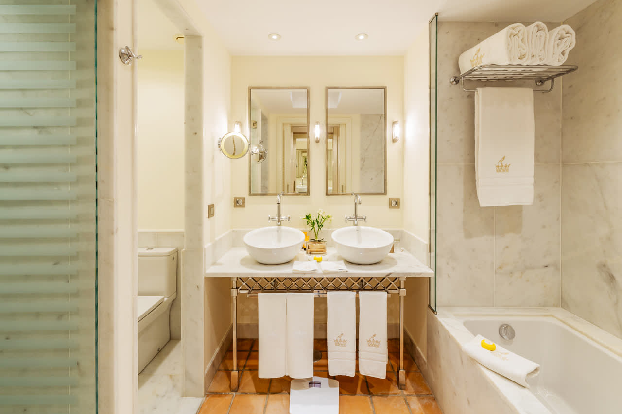 Badeværelse i dobbeltværelse af højere standard mod haven i Casas Ducales / Dobbeltværelse med havudsigt