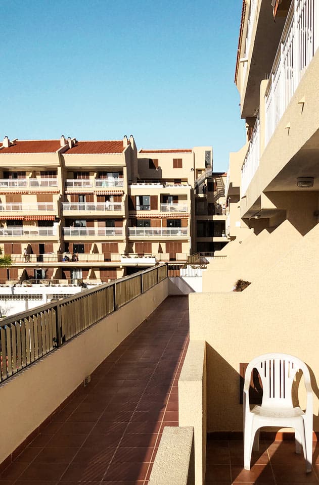Eksempel på balkon/terrasse i svalegang med forbipasserende hotelgæster