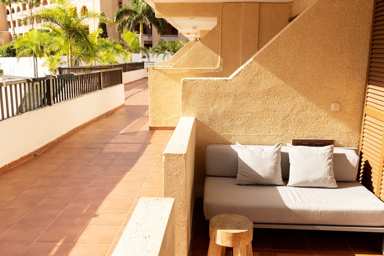 Eksempel på balkon/terrasse i en svalegang med forbipasserende hotelgæster