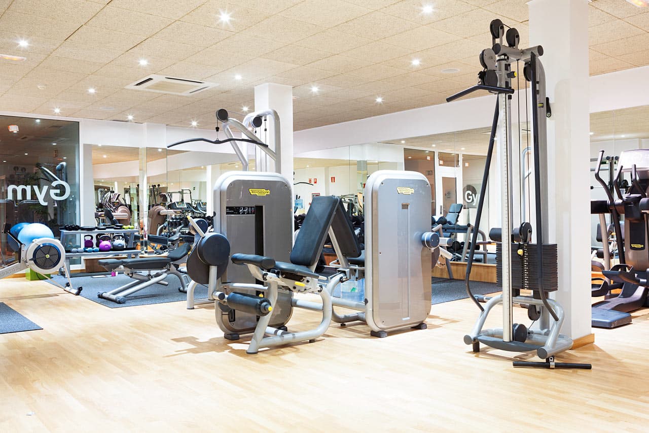 Motionsrummet med træningsmaskiner og frie vægte