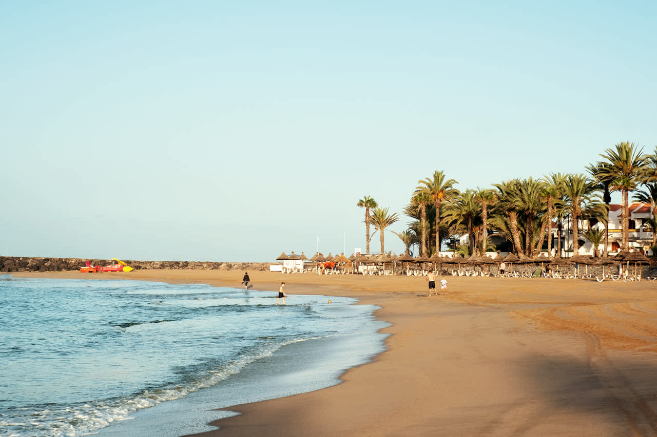 Stranden Playa del Camison neden for hotellet