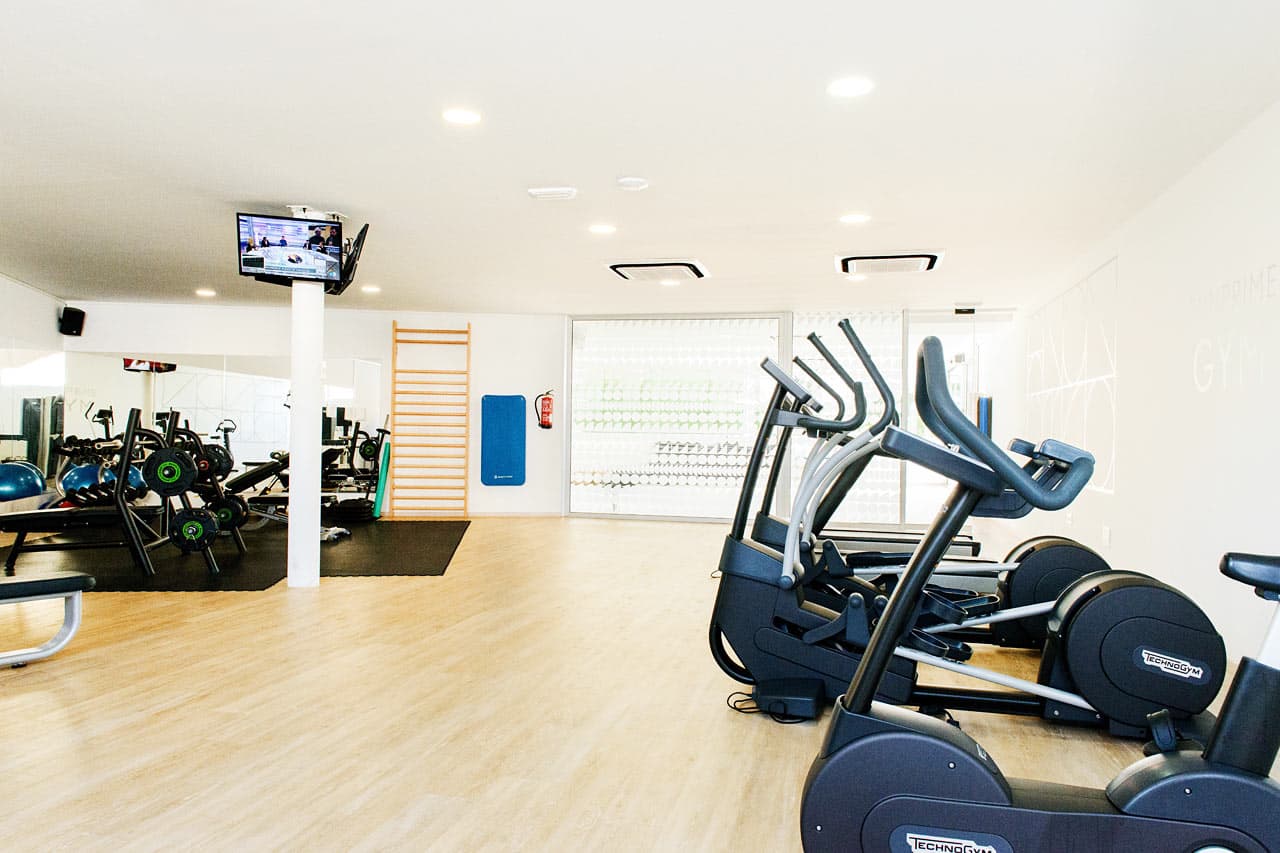 Vores motionsrum har moderne maskiner og god plads til at træne