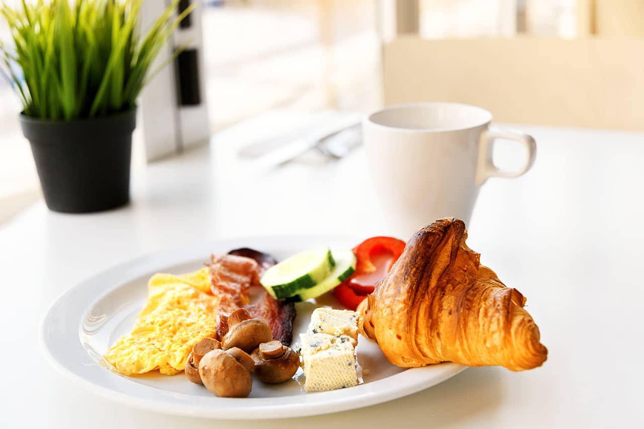 Vælg dine favoritter fra vores overdådige morgenmadsbuffet